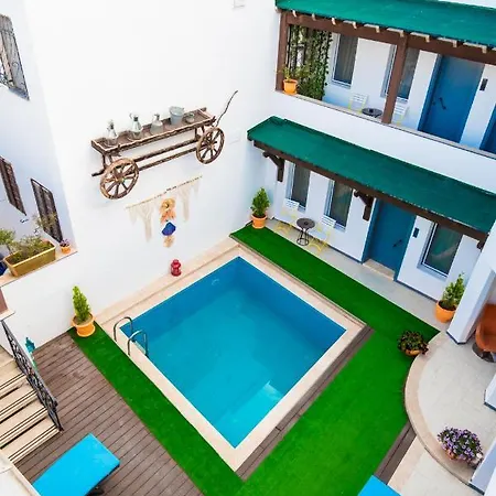 7 Art Feslegen By Egeos Hotel 3*